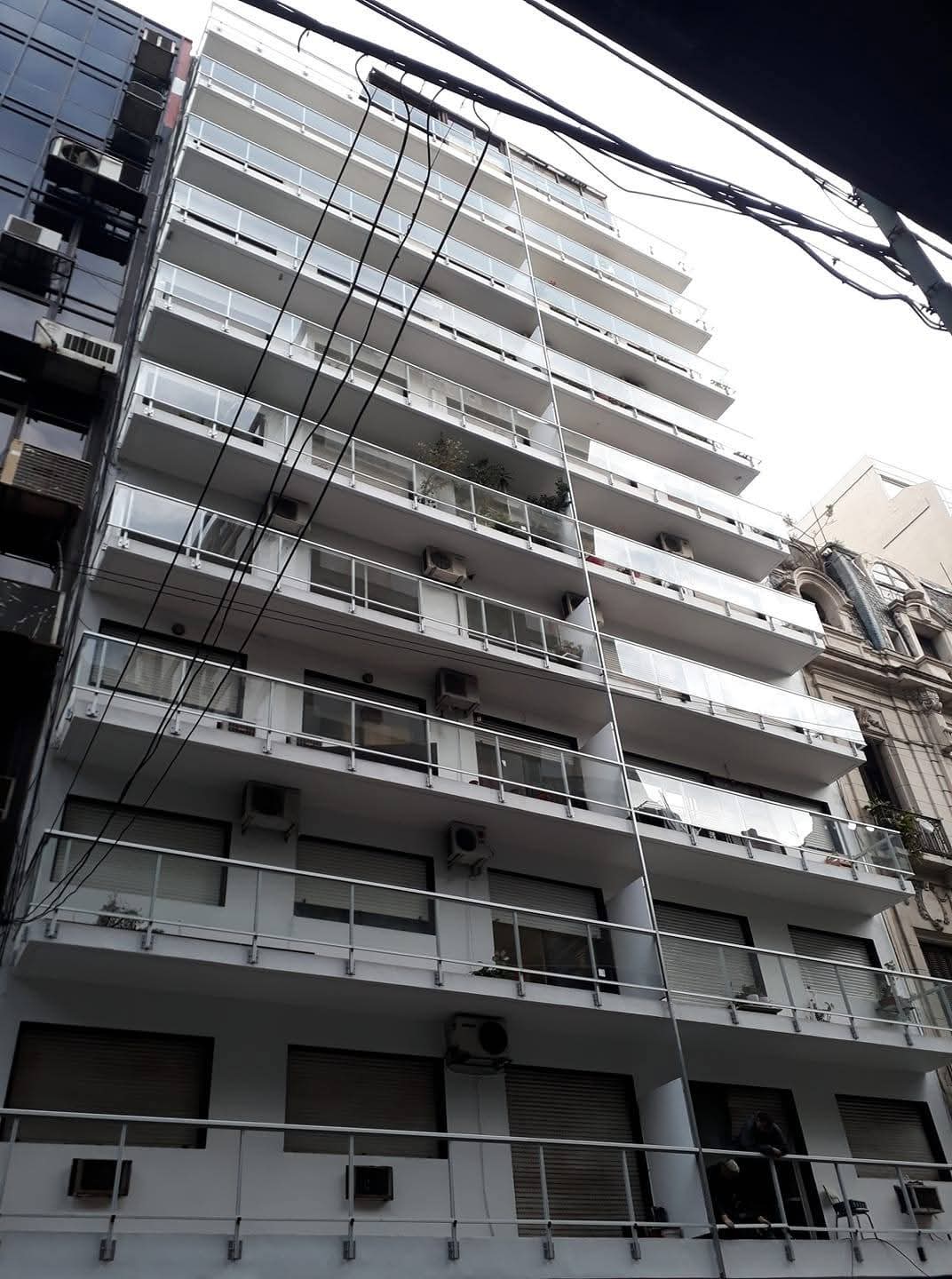 Pérgola metálica con techo de vidrio