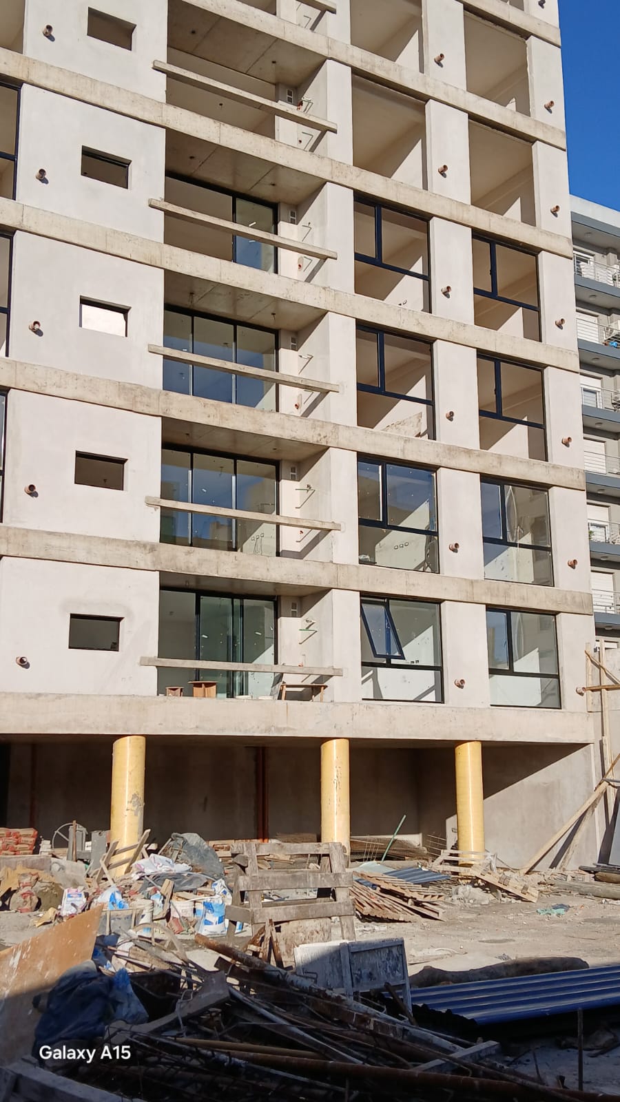 Edificio residencial con aberturas de aluminio
