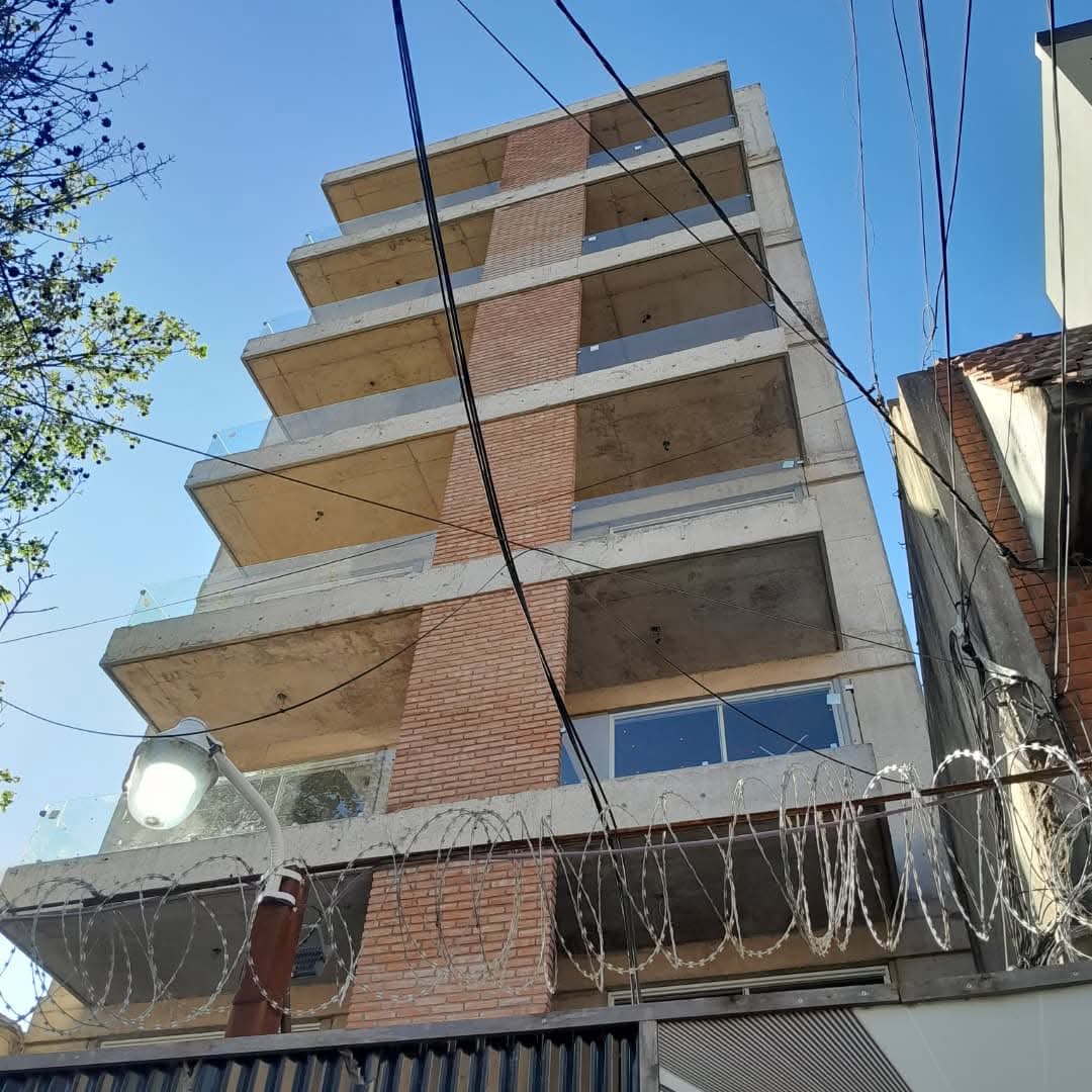 Pérgola de hierro y cerramiento de vidrio
